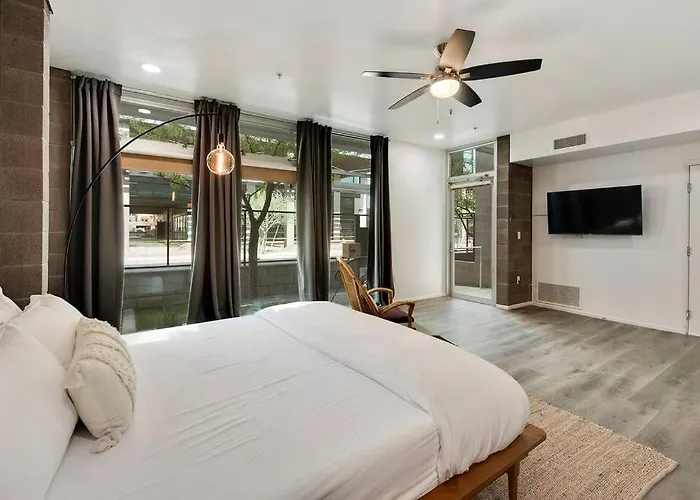 Lofty Apartment *