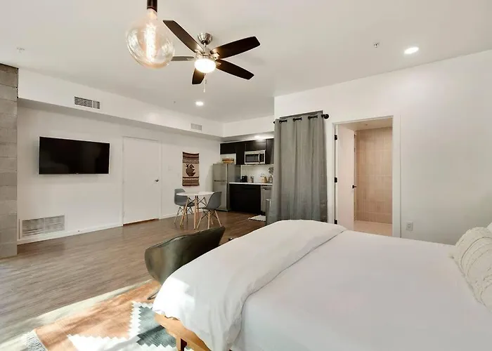 Lofty Apartment *